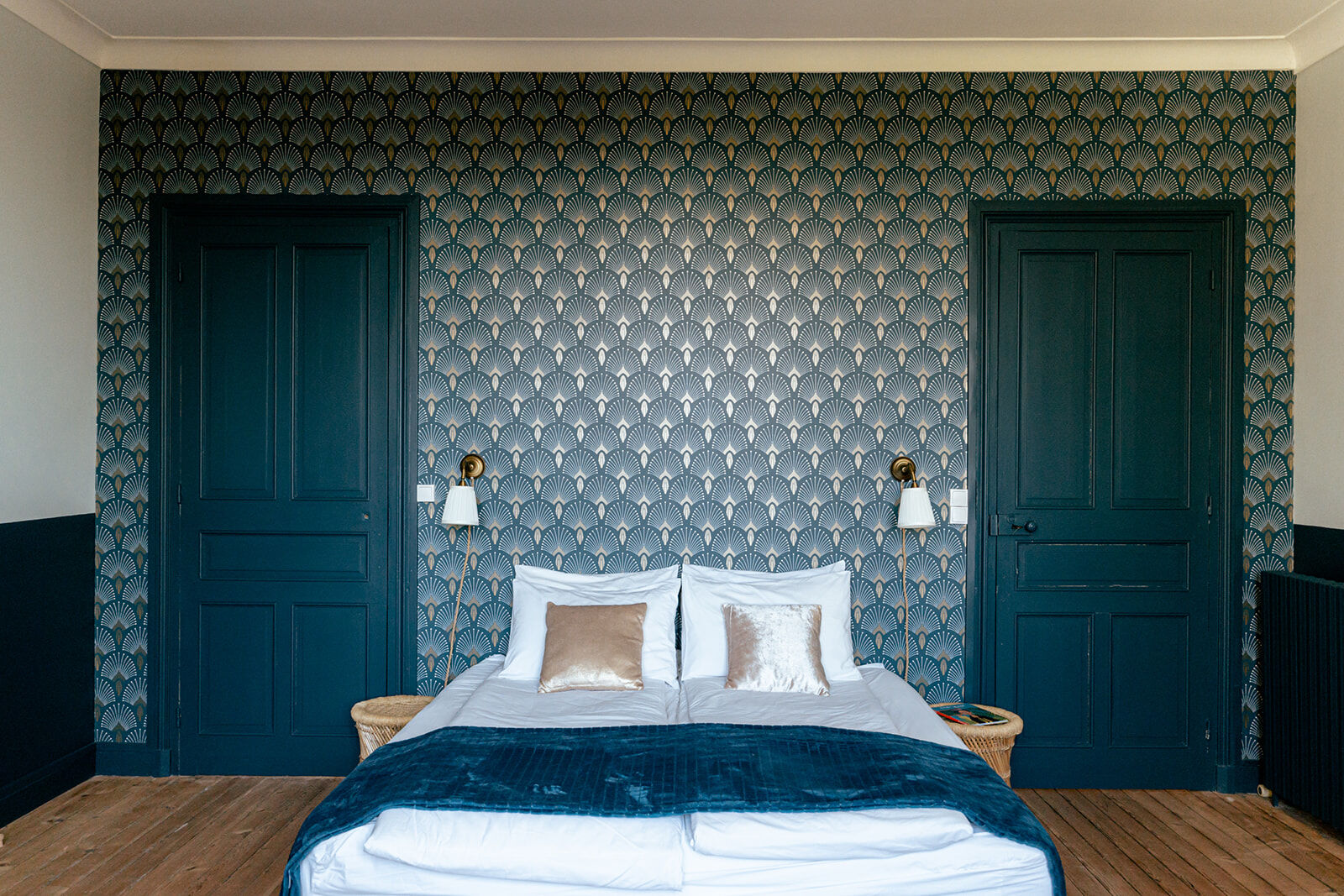 Une chambre de la maison, mur à motifs et boiseries bleu profond